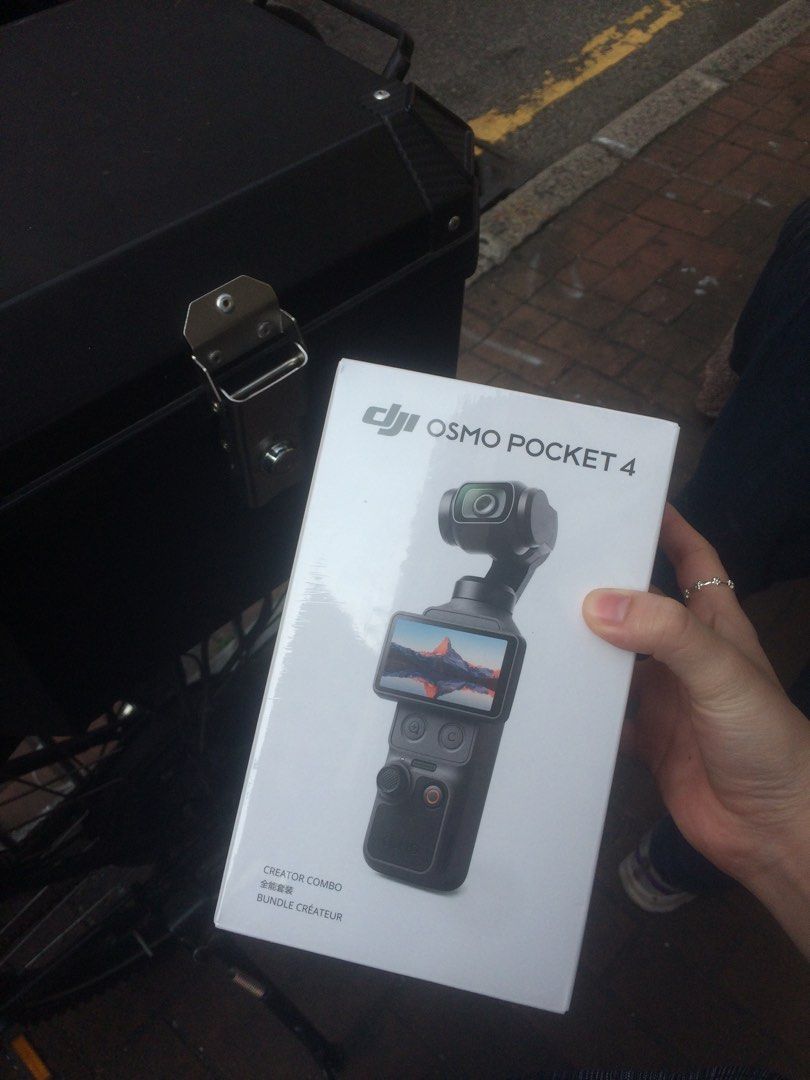 DJI OSMO POCKET 4 Creator Combo （分類：攝錄機）位於 Hong Kong。 由 _.cheese_y 提交（商品編號 1462841003，圖片 1）。簡介： 4月買入只用過一次 仲有保養期 最近發現開始唔鐘意用影片紀錄 所以想放出嚟🥺。