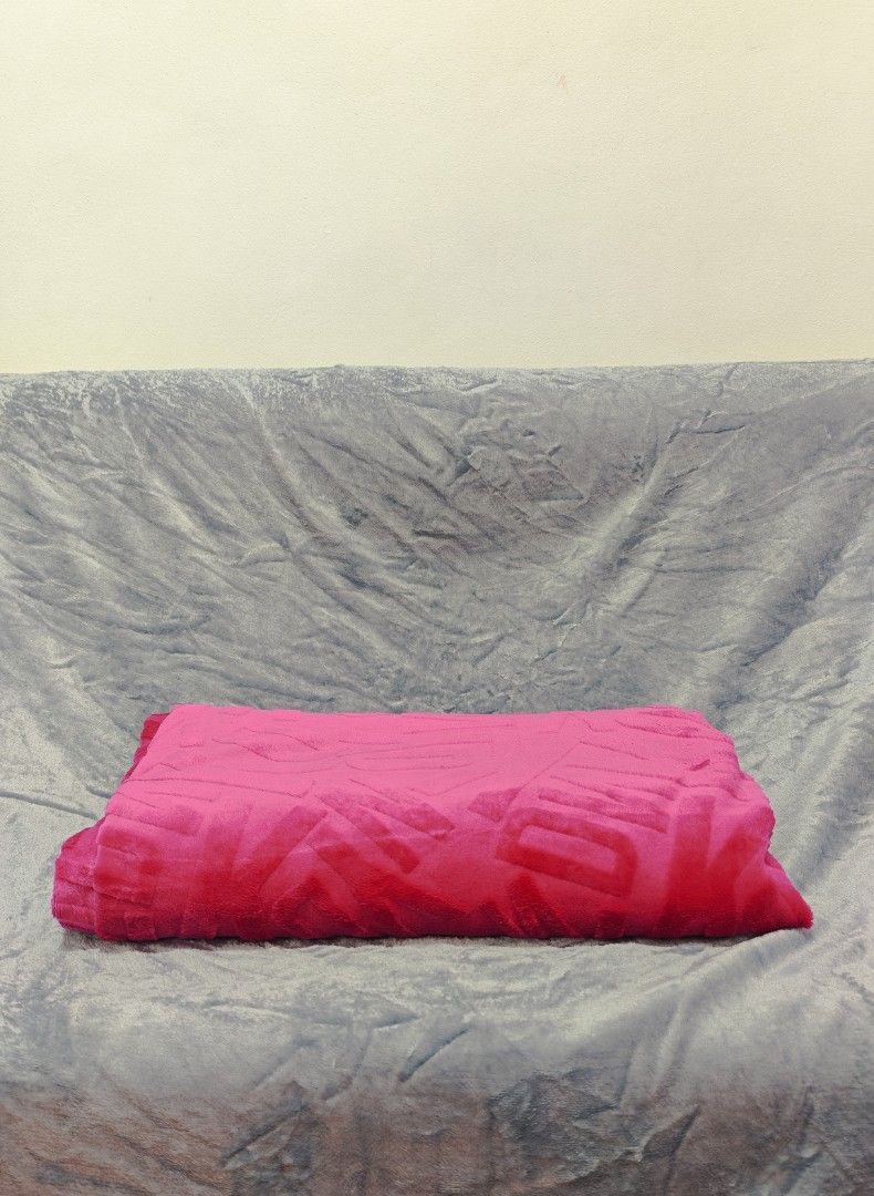 DknY Fur Fleece Blanket/ Queen Size (Category: Bedding & Towels) located in Mariveles. Submitted by hl.reyrfinds (Listing ID 1462704671, Image 3). Description: 🍀☘️🍀☘️🍀 DK.NY Embossed Fur Fleece Blanket/ Queen size Soft & Glossy Pay first. MOD: J&T.