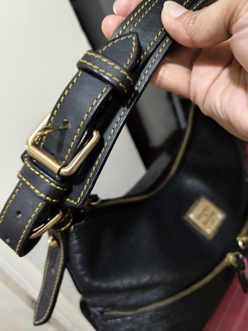 Dooney&Bourke (Category: Shoulder Bags) located in Quezon City. Submitted by uydaisy1979 (Listing ID 1462721076, Image 3). Description: stain sa fabric inside po missing 1 screw sa plate.