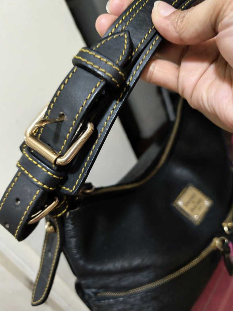 Dooney&Bourke (Category: Shoulder Bags) located in Quezon City. Submitted by daisyuy1979 (Listing ID 1462769228, Image 3). Description: stain sa fabric (inside) missing 1 screw sa plate.