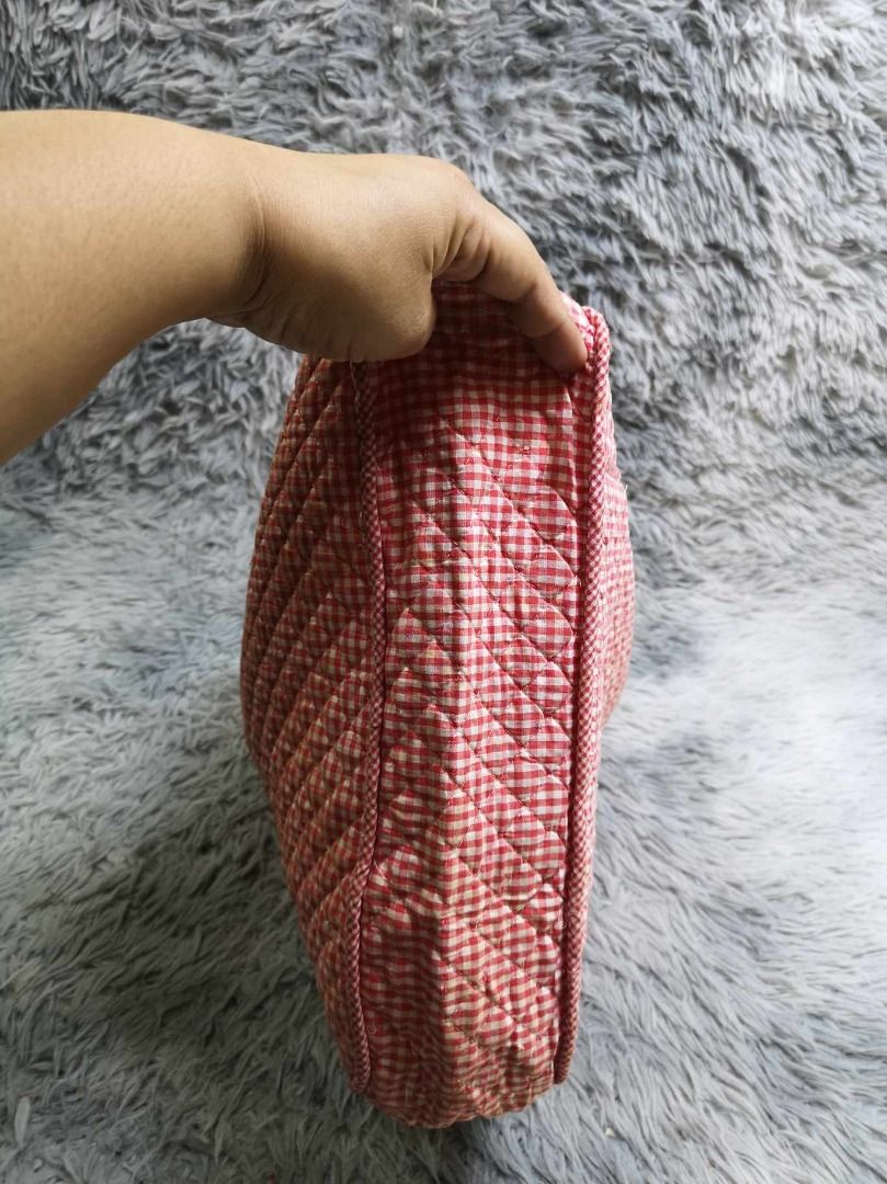 Double Top handle Gingham Tote Bag (Category: Tote Bags) located in Santa Cruz. Submitted by jmy_surplus.2 (Listing ID 1462704483, Image 3). Description: Size ; L - 16 W - 17.4 Color ; Red Type ; Tote Bag Brand ; No Brand Material ; Nylon Style ; Striped Pattern Zipper Closure Tote Bag LR 129 JMY 5 Batch #222.