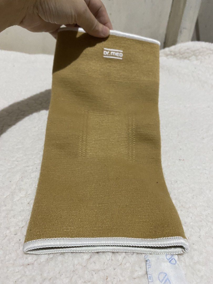 Dr. MED Knee Support Brace Compression Sleeve (Category: Braces, Support & Protection) located in Manila. Submitted by resi.diaz (Listing ID 1462878145, Image 1). Description: - Dr. MED Knee Support Brace - Elasticated compression sleeve for comfort and support - Color: Tan with white trim - Ideal for everyday wear or during activities - Provides gentle compression around the knee joint.