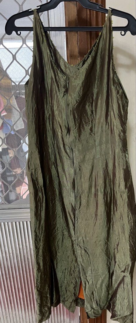 Dress /gown (Category: Evening dresses & gowns) located in Bacoor. Submitted by ayit. (Listing ID 1462765466, Image 2). Description: - Olive green dress/gown - Brand: Branded Japan Gling - Size: S (EU 36 / UK 8 / US 4) - Style: Evening dress/gown - Features: Crinkled fabric, floral neckline embellishments - Condition: Excellent (Layer 4) - Perfect for special occasions.