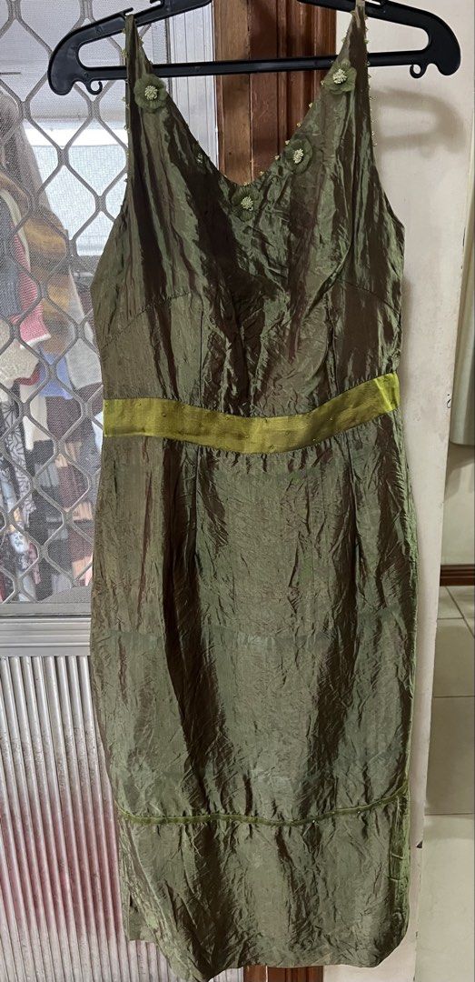Dress /gown (Category: Evening dresses & gowns) located in Bacoor. Submitted by ayit. (Listing ID 1462765466, Image 1). Description: - Olive green dress/gown - Brand: Branded Japan Gling - Size: S (EU 36 / UK 8 / US 4) - Style: Evening dress/gown - Features: Crinkled fabric, floral neckline embellishments - Condition: Excellent (Layer 4) - Perfect for special occasions.