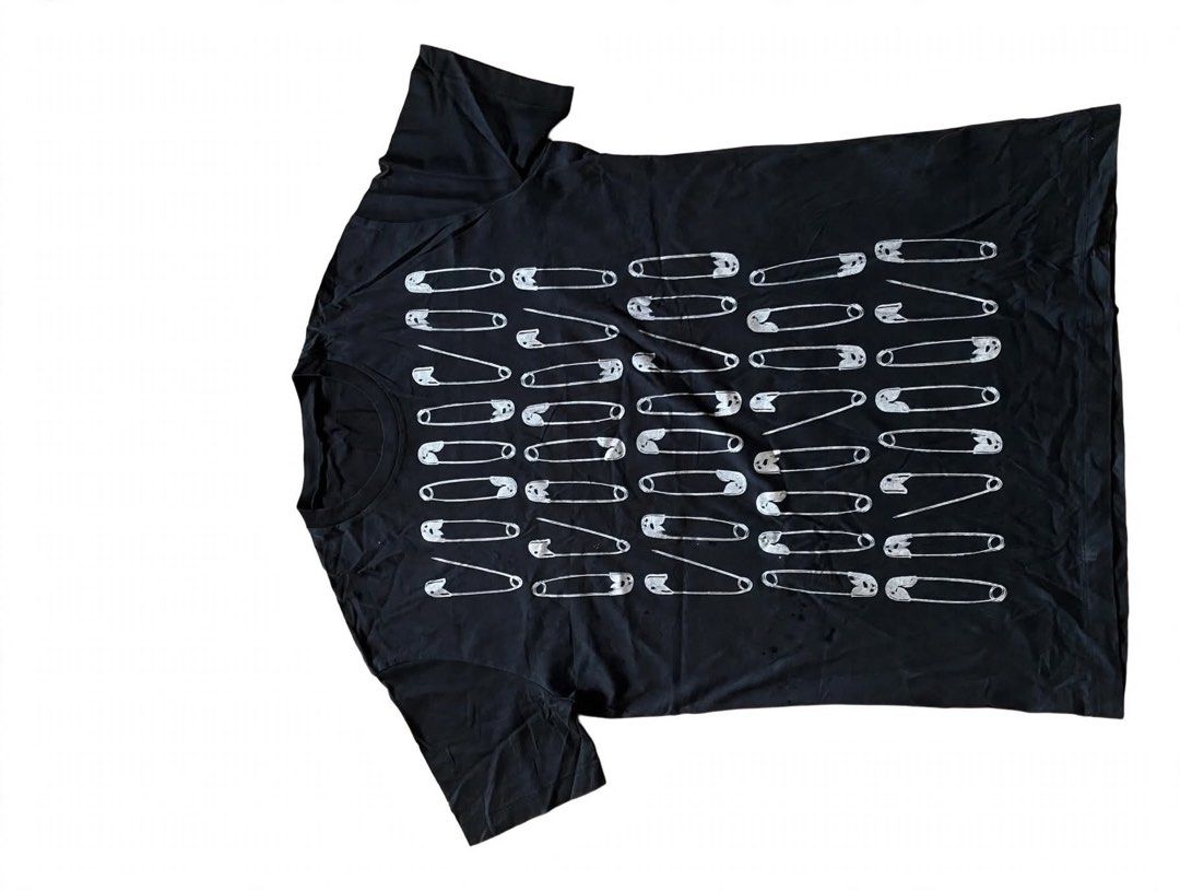 Dsquared2 (authentic) (Category: Formal Shirts) located in Manila. Submitted by luxuryvintagee (Listing ID 1462696155, Image 1). Description: Dsquared2 Coler rate 10/10 No issue Complete tags .