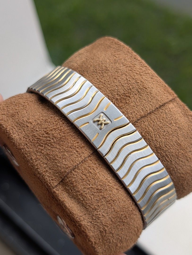 Ebel Classic Wave 18kt Gold (Category: Luxury Watches) located in Valenzuela. Submitted by watchdmd (Listing ID 1462726800, Image 3). Description: Ref: 181903 Circa 1980's 34mm Endlinks were previously broken and have been soldered/repaired 18kt Solid Gold Bezel,Crown and Screws Sapphire crystal Currently fit a 7inch wrist Cal. 81 swiss quartz (Ebel Cal. 81 is based on a movement platform that was also used by Crtier in some of their vintage piec