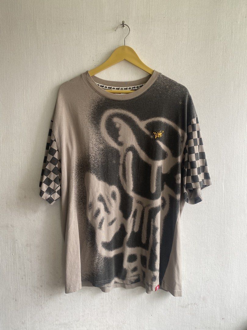 Ecko Unltd. Graphic Spray Paint T-Shirt (Category: Tshirts & Polo Shirts ) located in Manila. Submitted by anthony1723 (Listing ID 1462716094, Image 1). Description: - Brand: Ecko Unltd. - Design: Front spray paint graphic - Sleeves: Checkerboard pattern - Material: 100% Cotton - Tag Size: 180/100A - Occasion: Casual wear.