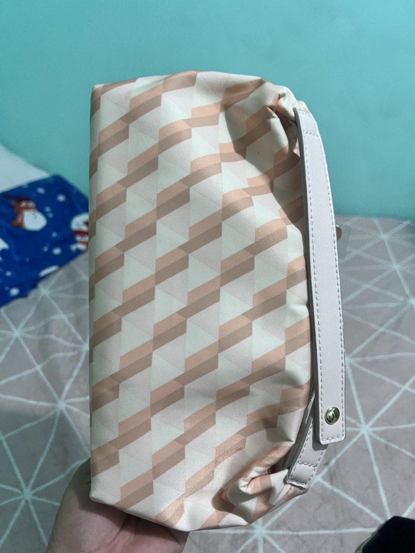 Estee Lauder Cosmetic Bag Pouch (Category: Purses & Pouches) located in Manila. Submitted by cleverstone_21f597 (Listing ID 1462708643, Image 3). Description: - Stylish Estee Lauder pouch with a unique geometric pattern. - Made from eco-friendly recycled materials. - Secure zip closure to keep your items safe. - Features a convenient small handle for easy carrying. - Ideal for organizing makeup, toiletries, or travel essentials. - Easy to clean a