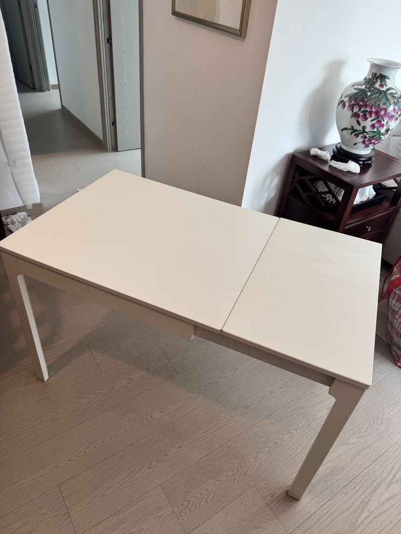Extendable Dining Table White （分類：桌子）位於 Hong Kong。 由 rarestone-6172d7 提交（商品編號 1462704465，圖片 1）。簡介： White extendable dining table. Can be used as a smaller square table (80cm) or extended to longer rectangular table (120cm). 75cm high, 70 deep. Good for small spaces. Easy to clean surface. Legs are sturdy. Fits 2-4 people.。