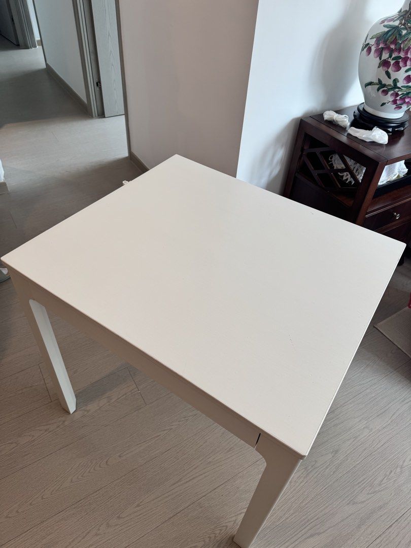 Extendable Dining Table White （分類：桌子）位於 Hong Kong。 由 rarestone-6172d7 提交（商品編號 1462704465，圖片 2）。簡介： White extendable dining table. Can be used as a smaller square table (80cm) or extended to longer rectangular table (120cm). 75cm high, 70 deep. Good for small spaces. Easy to clean surface. Legs are sturdy. Fits 2-4 people.。