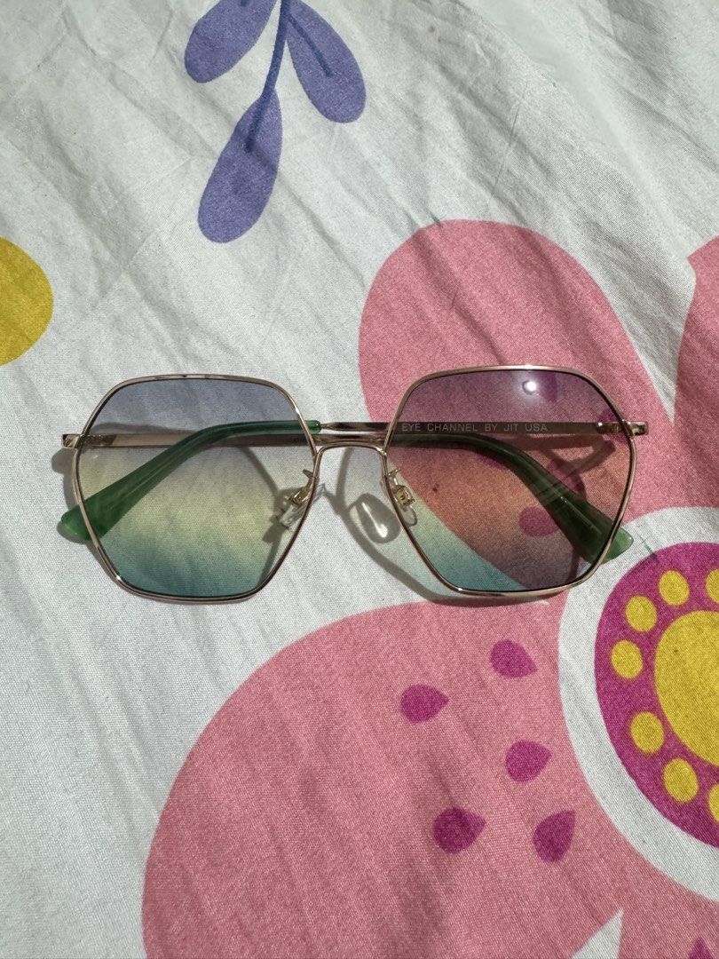 EYE CHANNEL BY JIT USA Hexagonal Gradient Lens Sunglasses (Category: Sunglasses & Eyewear) located in Manila. Submitted by chie04_875 (Listing ID 1462860452, Image 1). Description: - Unique hexagonal shape - Cool gradient lenses - Gold-colored frame - Green arm tips - Brand: EYE CHANNEL BY JIT USA - Ideal for sunny days.