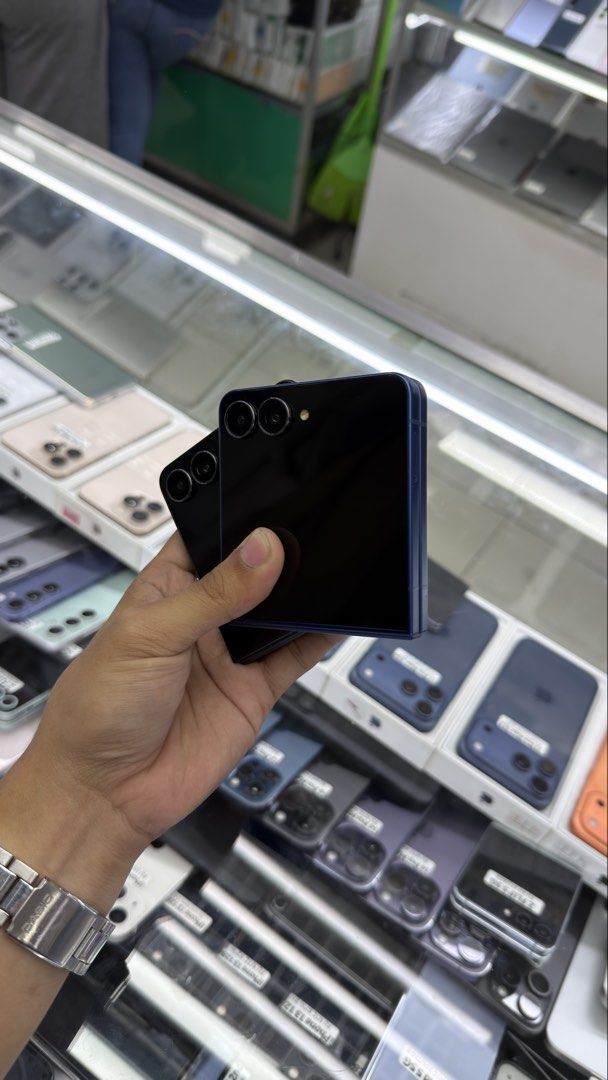 Flip 7 12/512gb FU NTC Approved, no issue (Category: Samsung) located in Manila. Submitted by carimgadgets (Listing ID 1462842075, Image 2). Description: .
