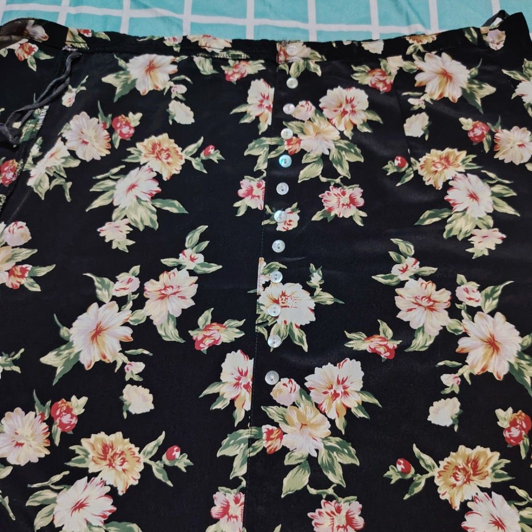 Floral Black A-line Skirt (Category: Skirts) located in Pasig City. Submitted by isntsheelvly (Listing ID 1462826555, Image 2). Description: Waist: 31-32 Length: 86cm - With unnoticeable flaw Please manage your expectations as this item is pre-loved..