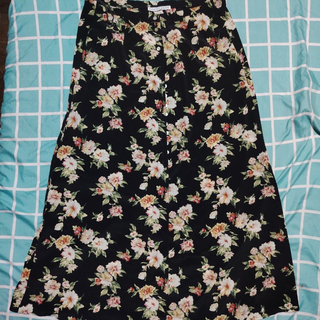 Floral Black A-line Skirt (Category: Skirts) located in Pasig City. Submitted by isntsheelvly (Listing ID 1462826555, Image 1). Description: Waist: 31-32 Length: 86cm - With unnoticeable flaw Please manage your expectations as this item is pre-loved..