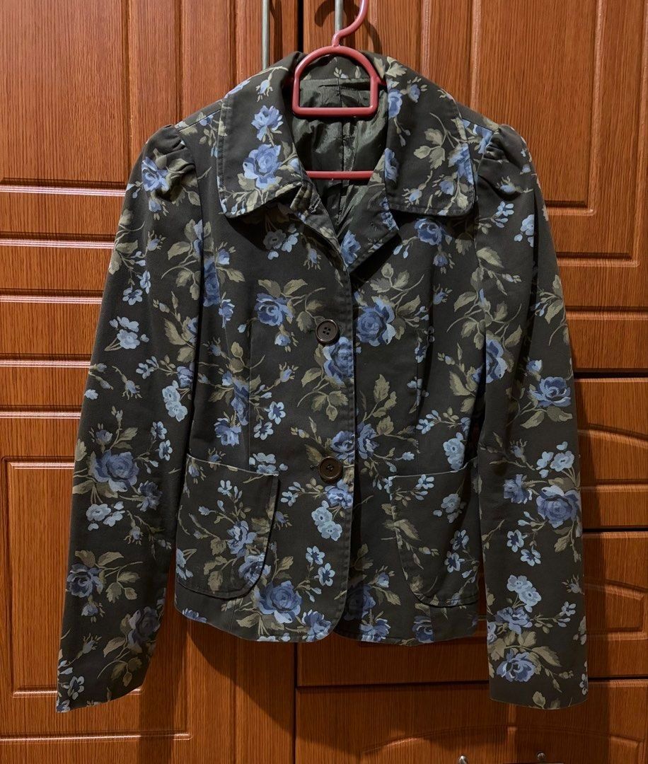 Floral Print Blazer Jacket Small (Category: Coats, Jackets and Outerwear) located in Quezon City. Submitted by garagesale2026 (Listing ID 1462869649, Image 3). Description: - Preloved - In good condition - Pretty in person - No brand, From SG.