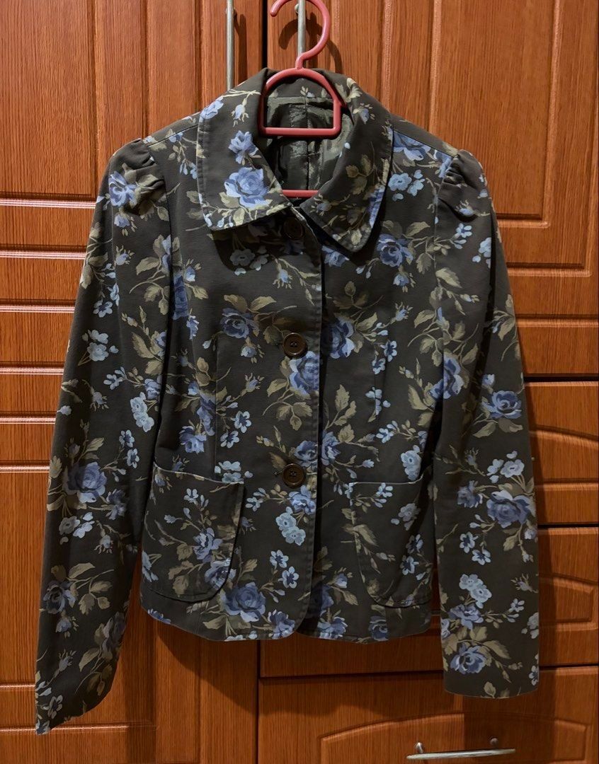 Floral Print Blazer Jacket Small (Category: Coats, Jackets and Outerwear) located in Quezon City. Submitted by garagesale2026 (Listing ID 1462869649, Image 2). Description: - Preloved - In good condition - Pretty in person - No brand, From SG.