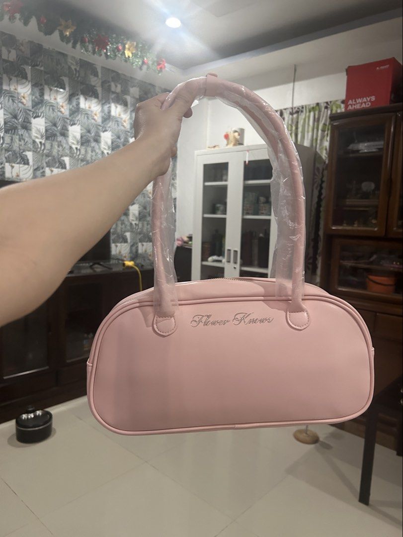 Flower knows pink leather bowling bag (Category: Makeup) located in Rizal. Submitted by reyshishibal (Listing ID 1459893937, Image 2). Description: ONHAND READY TO SHIP (photos are mine, real photos except sa first photo) l= 35.5cm w= 9cm h= 17cm -dm for more photos -bought from official flower knows direct from china - bilhin niyo na tataasan ko price nito pag nasold ko first batch magcollect lang ako onhand photos kaya mura pa.