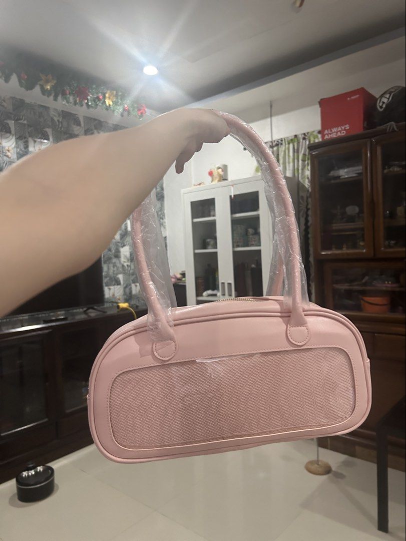 Flower knows pink leather bowling bag (Category: Makeup) located in Rizal. Submitted by reyshishibal (Listing ID 1459893937, Image 3). Description: ONHAND READY TO SHIP (photos are mine, real photos except sa first photo) l= 35.5cm w= 9cm h= 17cm -dm for more photos -bought from official flower knows direct from china - bilhin niyo na tataasan ko price nito pag nasold ko first batch magcollect lang ako onhand photos kaya mura pa.