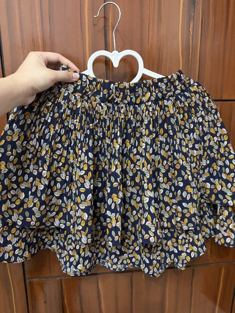 Flowy Autumn Layered Skirt (Category: Skirts) located in Pateros City. Submitted by downsizin (Listing ID 1462784465, Image 2). Description: Garterized can fit size 24-30 waist size .