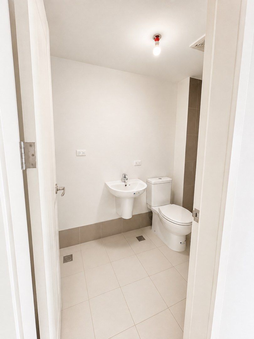 For sale: Circulo Verde Studio Unit( Rare Unit) (Category: Apartments & Condos) located in Manila. Submitted by vastrabbit_b4312a (Listing ID 1462815314, Image 3). Description: 🏡 MOVE-IN READY! 🔑 Own a home at Circulo Verde near Eastwood & Parklinks! ✨ Up to 30% OFF via PAG-IBIG 💰 10% Spot Down Payment 🏢 Studio | 1BR | 2BR with Parking Available RFO Units 🏢 Studio with Balcony • 25 sqm • From ₱2.9 Million - P 3 Million 🛏️ 1 Bedroom • 35 sqm