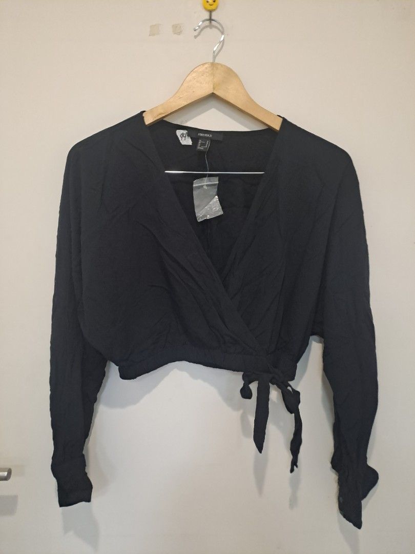 Forever 21 black crop top (Category: Longsleeves) located in Manila. Submitted by joanbalde39643 (Listing ID 1462811722, Image 1). Description: This is a Forever 21 black wrap-around crop top featuring long sleeves, a deep surplice V-neckline, and an elasticated waist with side-tie detailing..