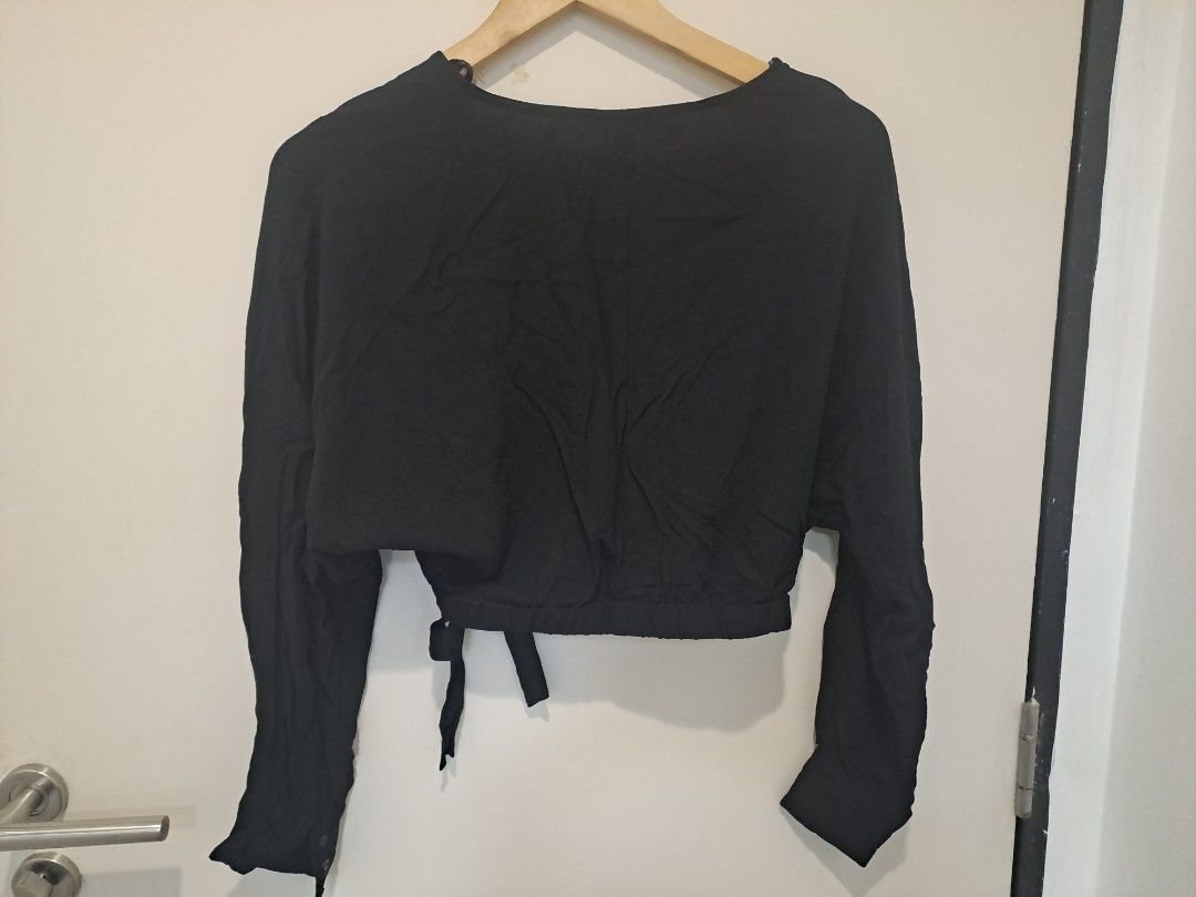 Forever 21 black crop top (Category: Longsleeves) located in Manila. Submitted by joanbalde39643 (Listing ID 1462811722, Image 2). Description: This is a Forever 21 black wrap-around crop top featuring long sleeves, a deep surplice V-neckline, and an elasticated waist with side-tie detailing..