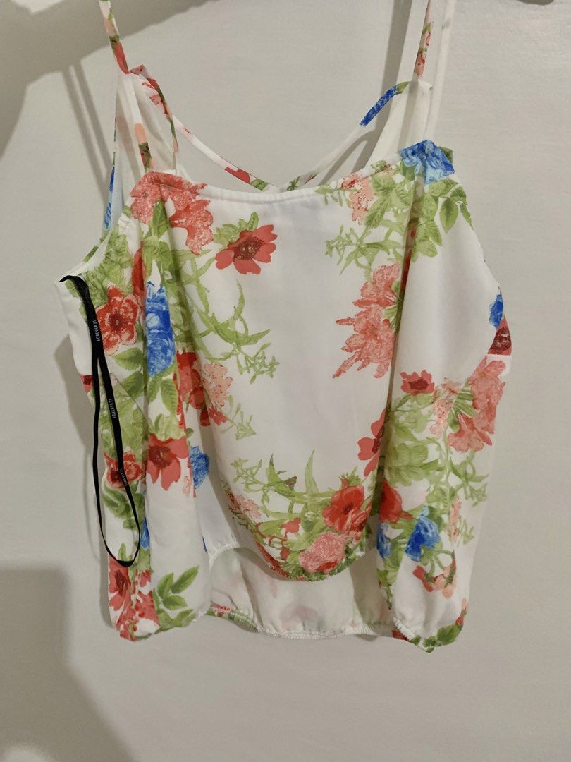 Forever 21 Floral Top (Category: Sleeveless) located in Quezon City. Submitted by fitsandfinds.hub (Listing ID 1462819889, Image 2). Description: .