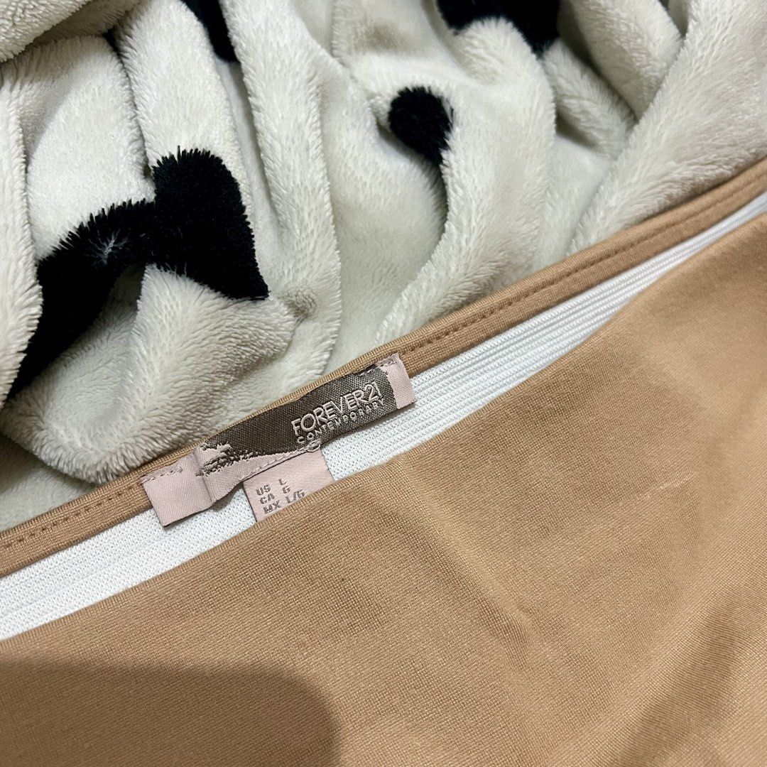 Forever 21 Pencil Skirt (Category: Skirts) located in Marikina City. Submitted by prelovedbydee. (Listing ID 1462878447, Image 2). Description: - tag size - stretchy material - garterized waistband - color: light brown / cream can negotiate ☺️.