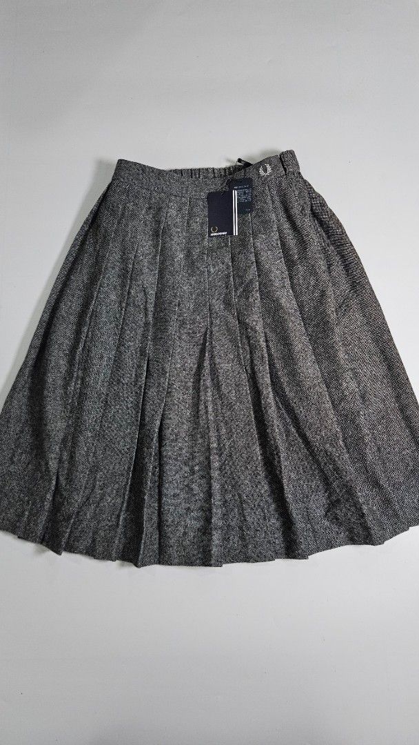 Fred Perry Pleated Tweed Skirt (Category: Skirts) located in Alfonso. Submitted by jbcamet (Listing ID 1462863852, Image 1). Description: - Fred Perry Pleated Skirt - Tweed fabric in grey marl - Size 10 - Features iconic Fred Perry laurel wreath logo - Ideal for a smart casual outfit.