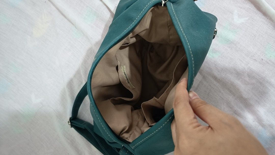 Freude Teal Shoulder Bag (Category: Shoulder Bags) located in Bacoor. Submitted by imshining_23 (Listing ID 1462760164, Image 3). Description: Freude Teal Shoulder Bag/Sling Bag 2 zipper pockets Leather Adjustable strap.