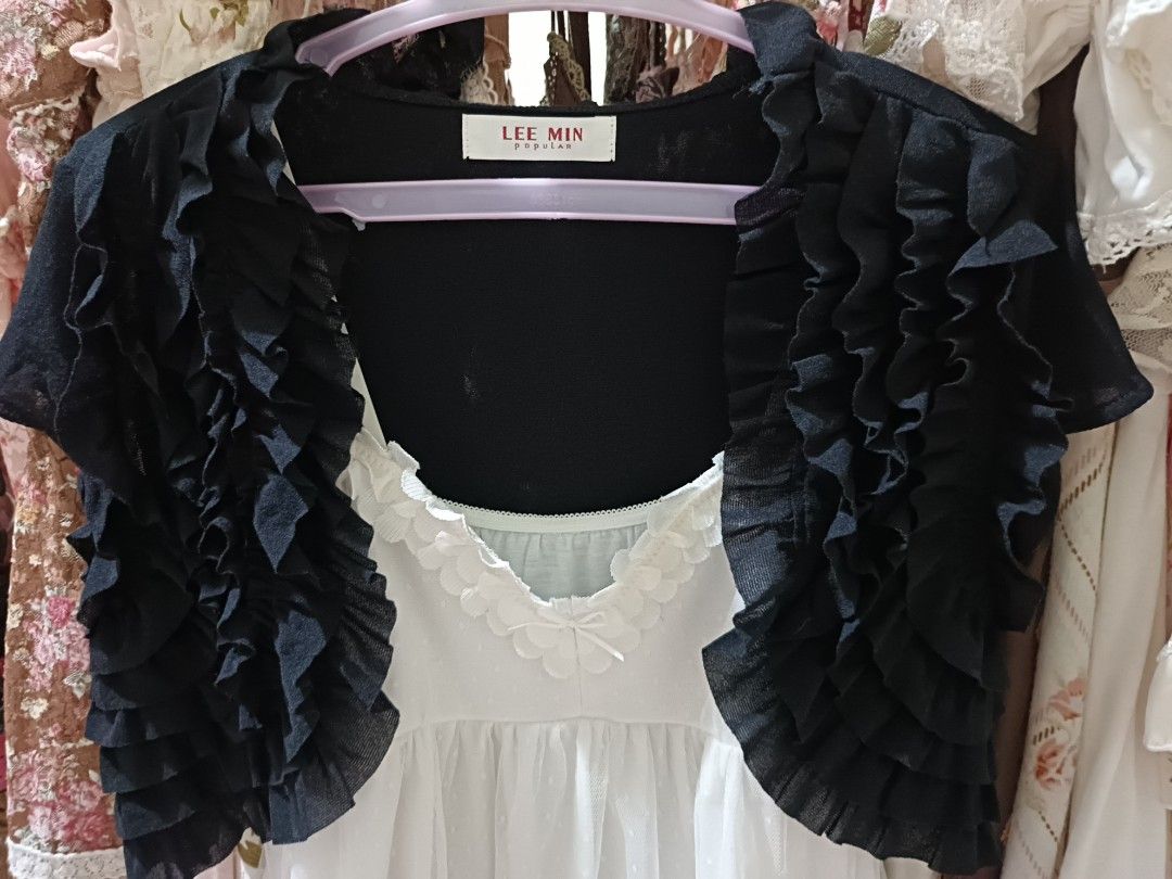 Frilly black lace cute bolero (Category: Others Tops) located in Cavite. Submitted by mirailovesu (Listing ID 1462834916, Image 2). Description: freesize no issue no ww.