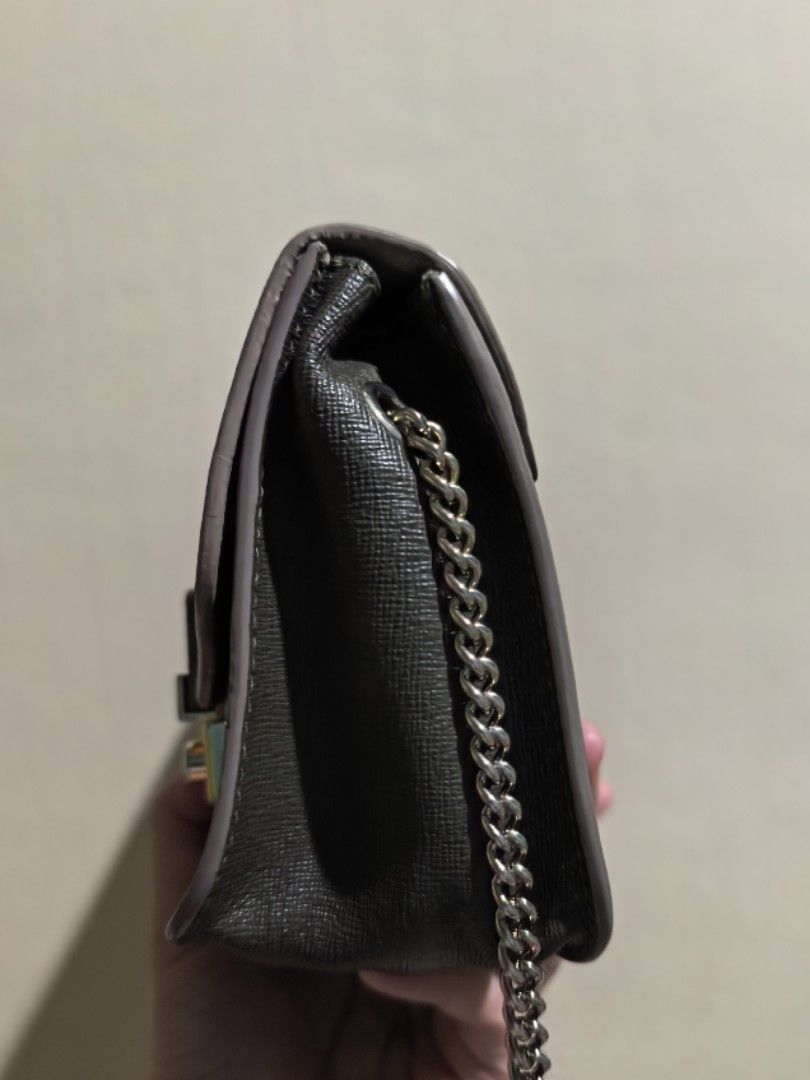 F-u-r-L-a (Category: Cross-body Bags) located in Manila. Submitted by khulet2008 (Listing ID 1462874434, Image 3). Description: F-u-r-L-a Metropolis Light gray In good condition Can fit small wallet, and phone na walang hard case😅 Preloved from 🇯🇵.