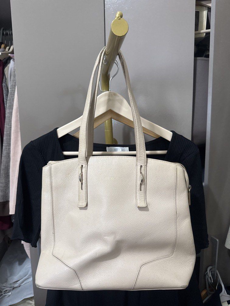 Furla Beige Shoulder Bag (Category: Shoulder Bags) located in Mexico. Submitted by studioleraph (Listing ID 1462722417, Image 1). Description: 🏷️ Brand: Furla 👜 The actual item being sold is the original bag shown in the product photos. Small differences in color, texture, or details may occur. 💌 Condition: • Preloved; Have flaws • Please manage expectations as these are vintage/pre-owned pieces. • Colors may vary slightly due to lighting and 