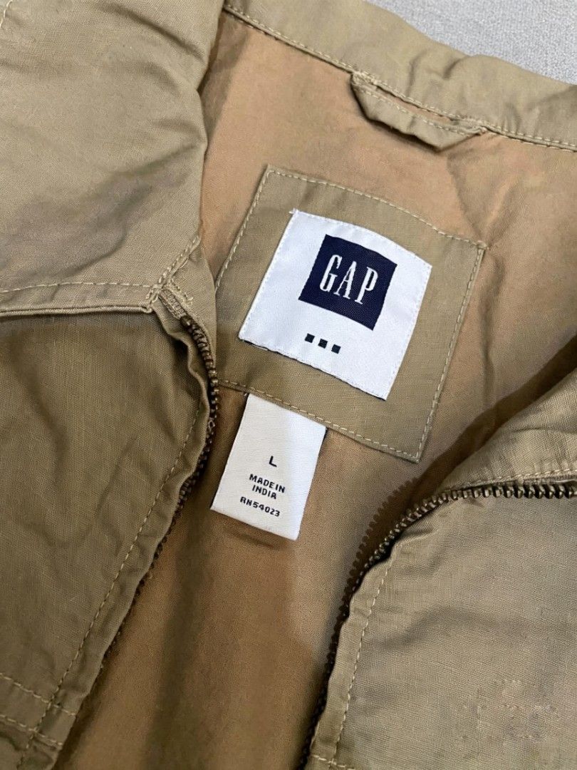 Gap Fullzip Jacket "Khaki" (Category: Coats, Jackets and Outerwear) located in Paranaque City. Submitted by jc.vibes (Listing ID 1462689166, Image 3). Description: Gap Fullzip Jacket "Khaki" Size Large No issue, Need wash Need Plantsa.