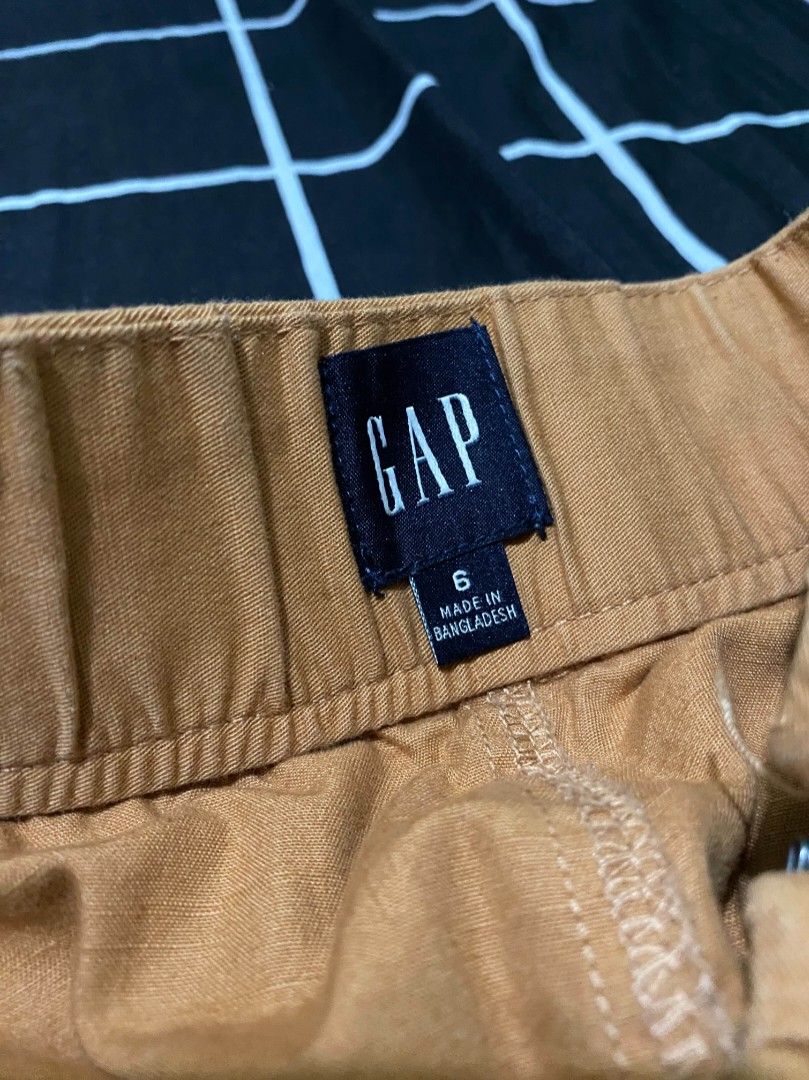GAP High-Waist Gartered Utility Shorts (Category: Shorts) located in Binan City. Submitted by katespanie (Listing ID 1462792207, Image 2). Description: Still good as new ang shorts dahil bihira o isang beses ko lang itong naisuot para sa mabilisang gala. Maayos na maayos pa ang garter, walang kahit anong himulmol o kupas sa kulay, at mukha pa rin itong bago at fresh. 📍 Location: LAGUNA 🚚 Lalamove delivery available. 💸 Shipping fee is shouldere