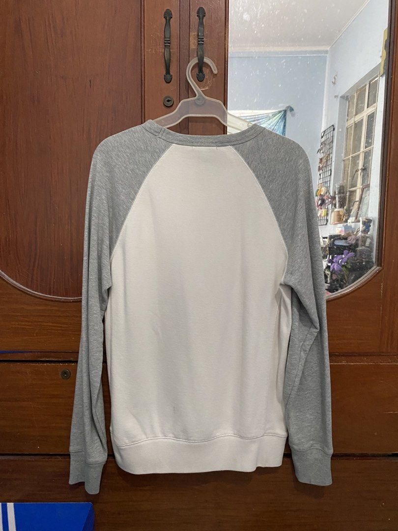 Gap Raglan Crewneck Sweatshirt White Grey (Category: Longsleeves) located in Muntinlupa City. Submitted by oreonco (Listing ID 1462689438, Image 2). Description: - Classic Gap raglan sweatshirt - White body with grey sleeves - Crewneck style - Ideal for layering or wearing solo - Comfortable and casual for everyday wear.