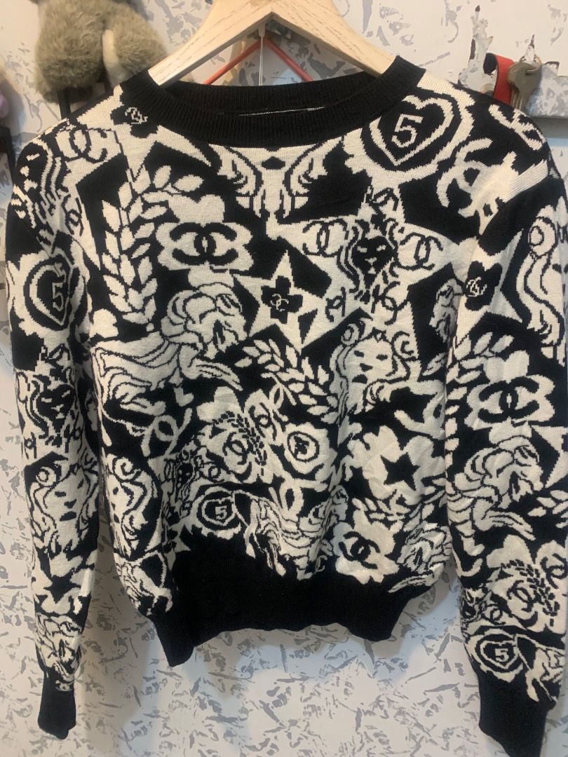 Cashmere jaquard sweater (Category: Luxury Apparel) located in Dasmarinas. Submitted by fameandfad (Listing ID 1462752284, Image 2). Description: Good as new Chanel Cashmere jaquard sweater featuring all over pattern of iconic house motiff including CC logo, lion heads and the number 5 Size: fits S to XL ‼️ANG.