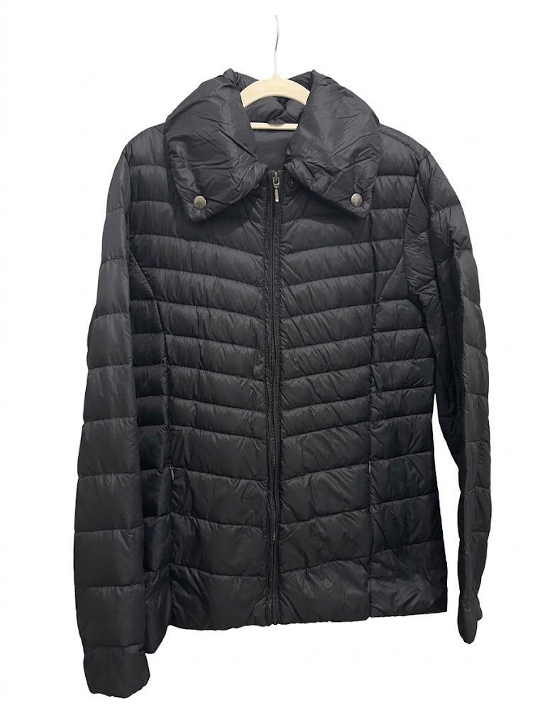 Giordano Black Puffer Jacket Super light weight (Category: Coats, Jackets and Outerwear) located in Quezon City. Submitted by heyhaveaniceday (Listing ID 1462813911, Image 1). Description: - Lightweight black puffer jacket - High, folded collar with snap button closure - Full zip front - Two zippered side pockets - Warm and ideal for cooler weather.