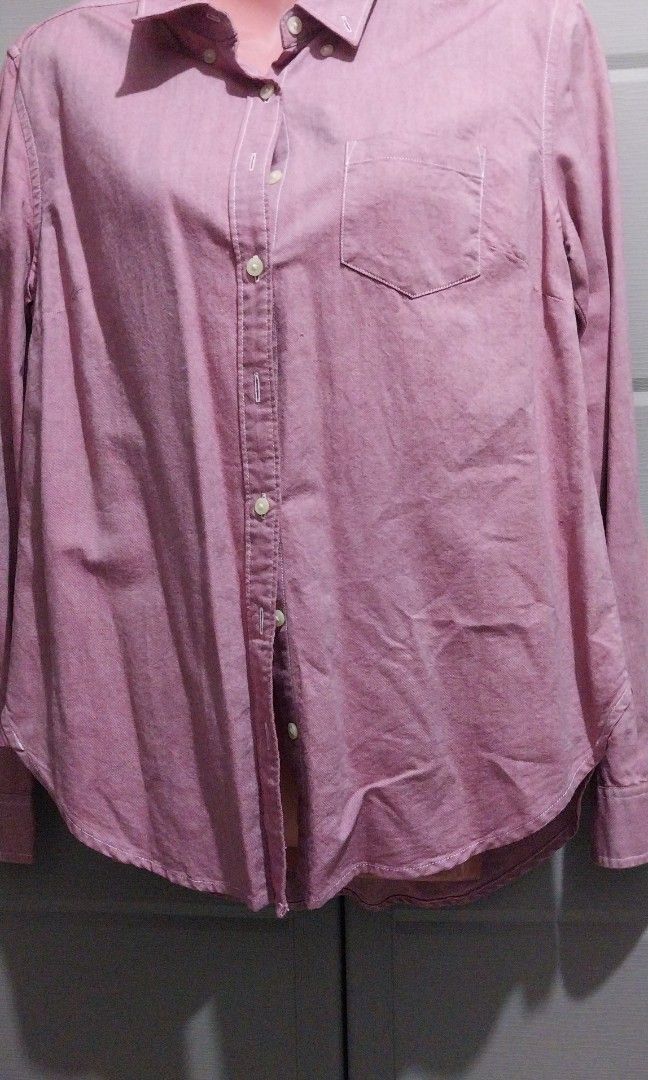 Giordano Red button down longsleeves 100% cotton (Category: Longsleeves) located in Las Pinas. Submitted by swiftlion.b8899 (Listing ID 1462738770, Image 1). Description: red button down longsleeves with side pocket 100% cotton lenght 23 width 14.