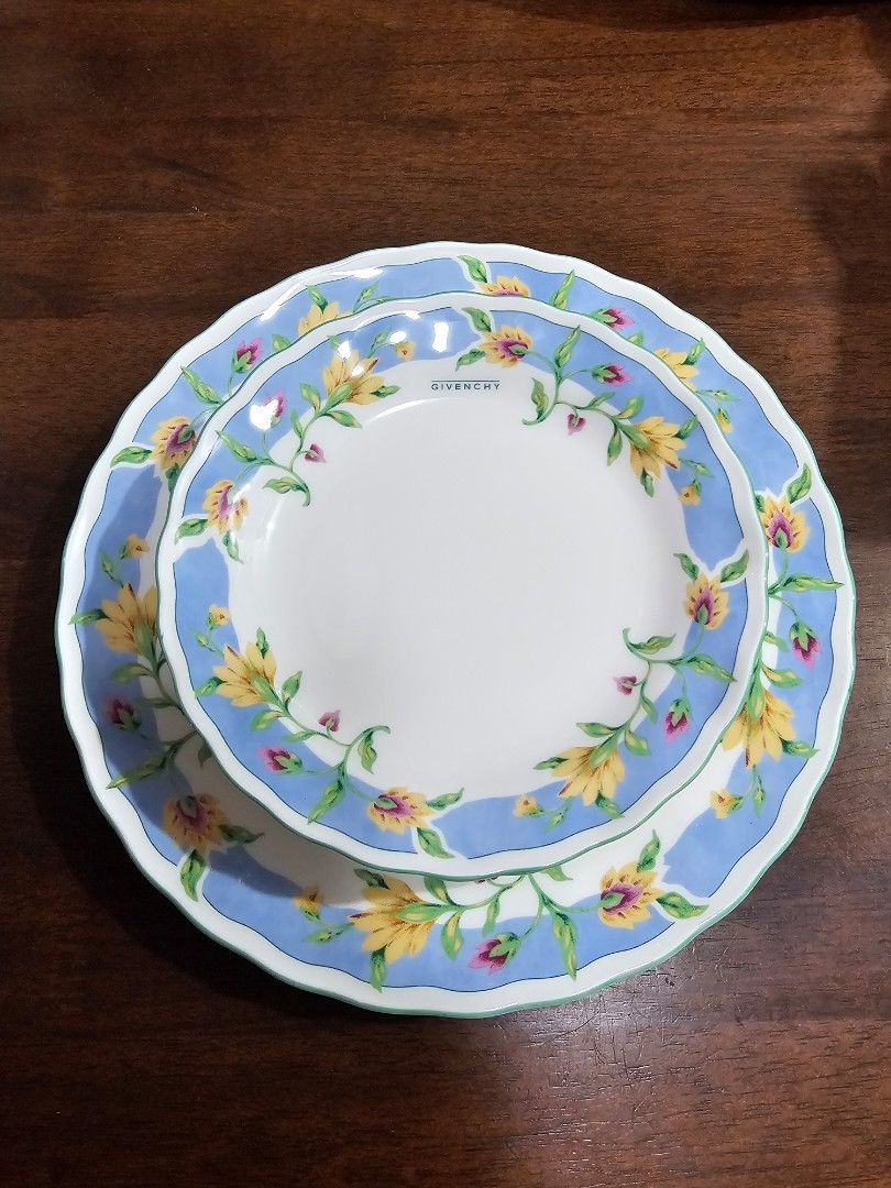SALE❗GIVENCHY Blue Party Plates Set - 6 pcs (Category: Dinnerware & Cutlery) located in Quezon City. Submitted by senyoramaria (Listing ID 1462756836, Image 2). Description: GIVENCHY Party Set 6 pcs 1 x Serving Plate 9.5 inches *With minimal scratches 5 x Cake Plates 6.3 inches No box. Php1700❗.