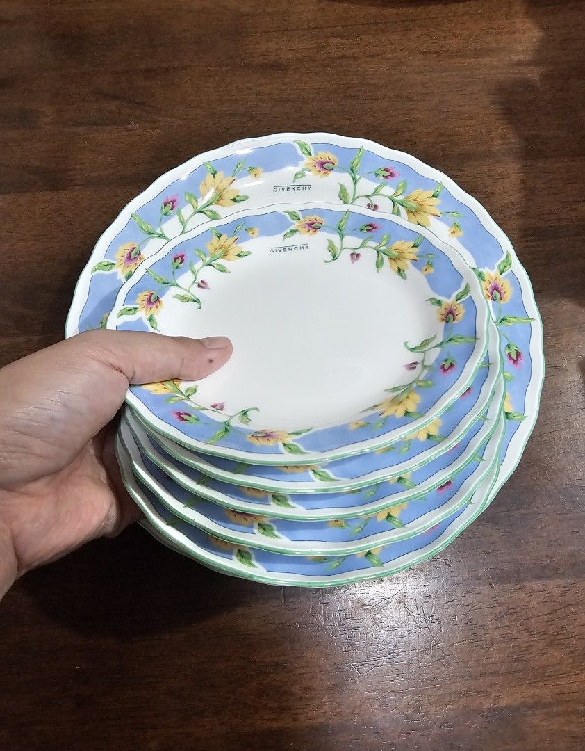 SALE❗GIVENCHY Blue Party Plates Set - 6 pcs (Category: Dinnerware & Cutlery) located in Quezon City. Submitted by senyoramaria (Listing ID 1462756836, Image 1). Description: GIVENCHY Party Set 6 pcs 1 x Serving Plate 9.5 inches *With minimal scratches 5 x Cake Plates 6.3 inches No box. Php1700❗.