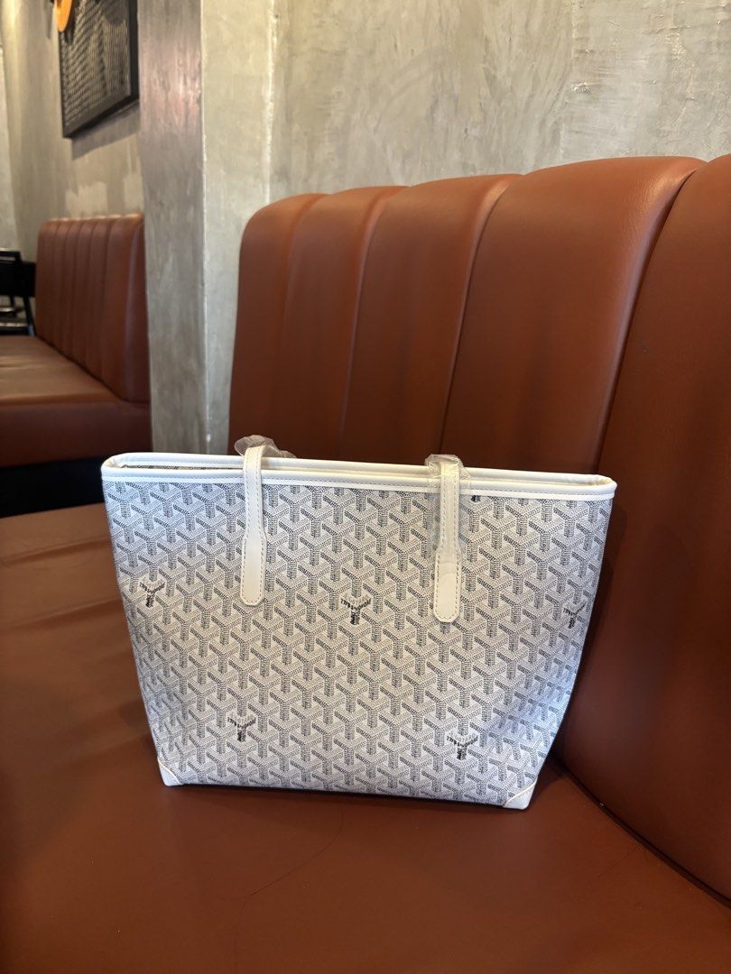 GOYARD Tote Bag (Category: Tote Bags) located in Taguig. Submitted by xbeua (Listing ID 1462860067, Image 1). Description: DM me if you are interested, TY !.