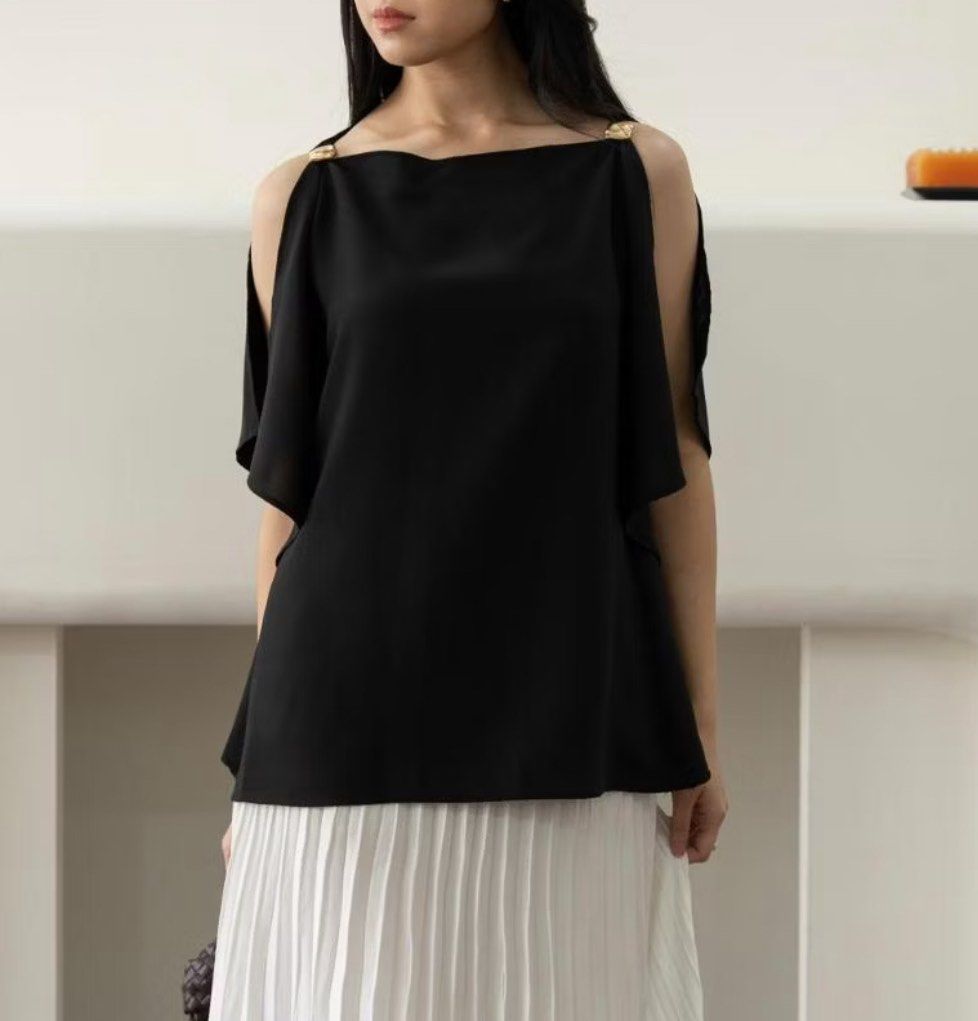 Gracie Black Flowy Top in L (Category: Sleeveless) located in Carmona. Submitted by prelovedbyallia (Listing ID 1462681130, Image 3). Description: Gracie Black Flowy Top • Size: L! (sizing runs big - can fit XXL) • Brand new never worn • Bought from indonesia! (retail price is 950 pesos) • RFS: too big! MOP: BPI, BDO or GCash MOD: J&T or Lalamove Thank you! 🩷 .