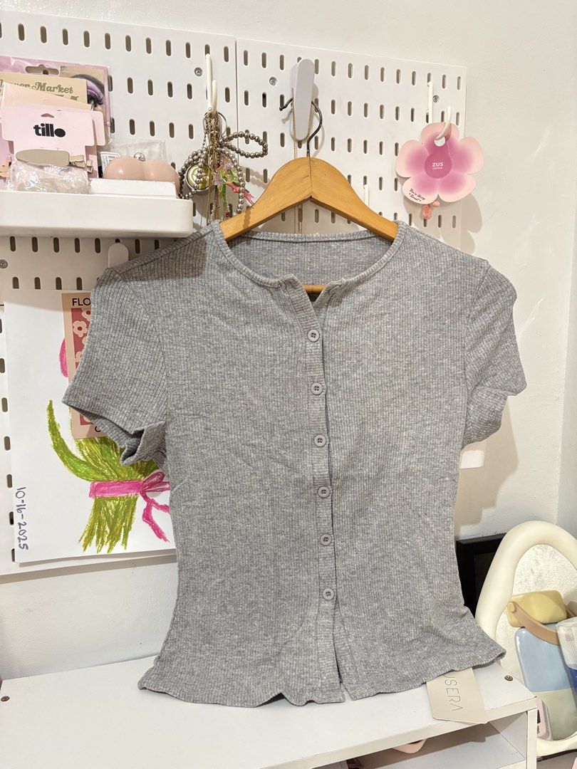 Gray Buttondown Top (Category: Blouses) located in Dasmarinas. Submitted by ellemrxi (Listing ID 1462858407, Image 1). Description: .