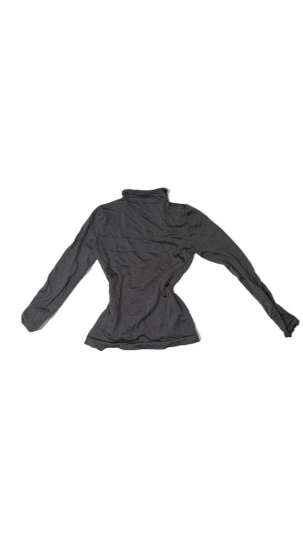Gray Fitted Turtleneck Long Sleeve Top | Y2K / Basic (Category: Longsleeves) located in Floridablanca. Submitted by rizwnl (Listing ID 1462719243, Image 2). Description: Gray fitted long-sleeve top • Mock/turtleneck neckline • Stretchy & fitted • Easy to pair with skirts, jeans & cargos • Y2K / minimalist style • issue: holes 📩 DM for measurements & more photos.