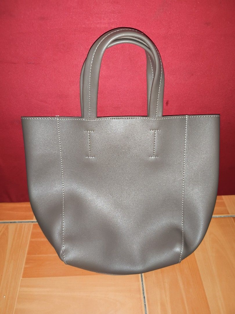 Gray Tote Bag (Real leather) (Category: Luxury Bags & Wallets) located in Agdangan. Submitted by den_sells (Listing ID 1462836744, Image 1). Description: - Vegan Leather - Gray (with a brown tint) - Small Tote HandBag - open for price negotiations RULES: ❌ COD ✅ FIRST PAY BASIS ✅ MINE NOW = PAY NOW ✅ 2 DAY RESERVATION, IF UNPAID = RESERVATION IS VOID LOCATION: Laguna SHIPPING: J&T Express Philippines.