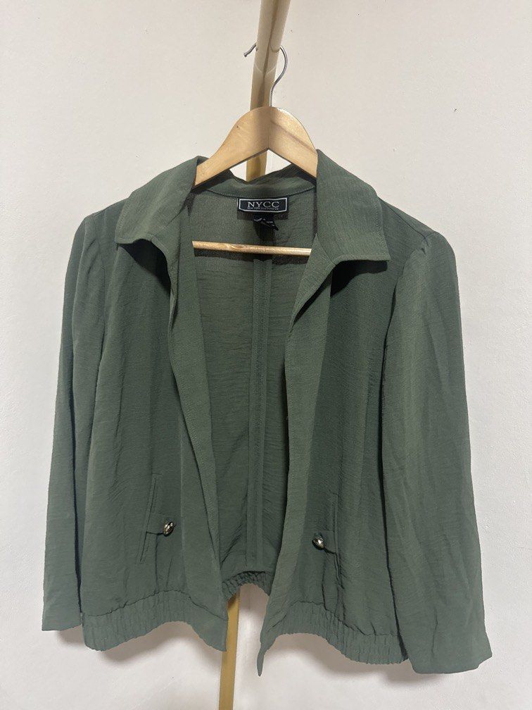 Green Jacket Style Top (Category: Coats, Jackets and Outerwear) located in Mexico. Submitted by studioleraph (Listing ID 1462791180, Image 1). Description: 🛍️ Perfect for your personal wardrobe 🫶 👗 The actual item being sold is the original garment shown in the product photos. Small differences in fit, drape, color, texture, or details may occur. 💌 Condition: • Preloved; Please wash the items before wearing. • Please manage expectations as th