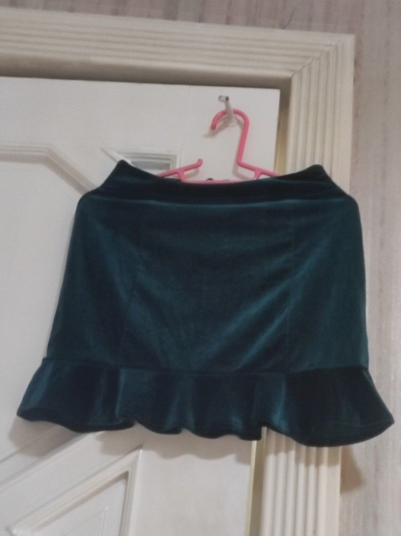 Green mini skirt (Category: Skirts) located in Bocaue. Submitted by jessdcluters (Listing ID 1462803285, Image 1). Description: .