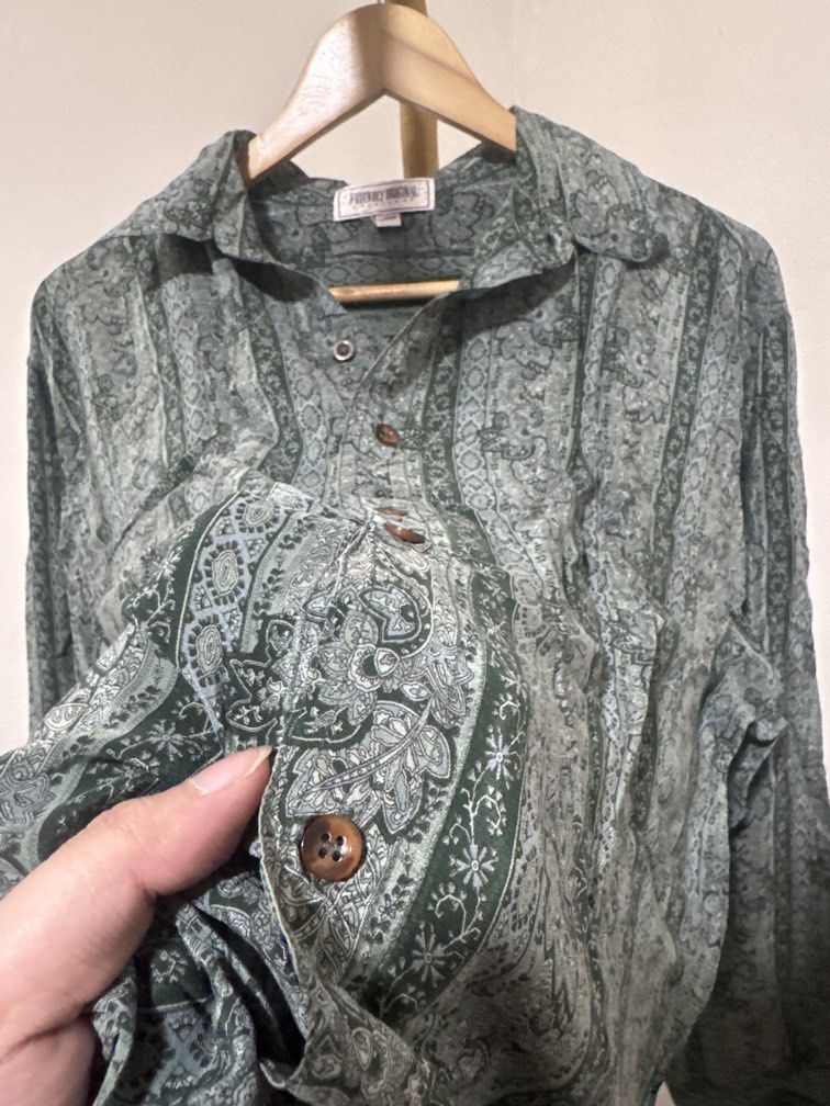 Green Vintage Longsleeves (Category: Coats, Jackets and Outerwear) located in Mexico. Submitted by studioleraph (Listing ID 1462793046, Image 2). Description: 🛍️ Perfect for your personal wardrobe 🫶 👗 The actual item being sold is the original garment shown in the product photos. Small differences in fit, drape, color, texture, or details may occur. 💌 Condition: • Preloved; Please wash the items before wearing. • Please manage expectations as