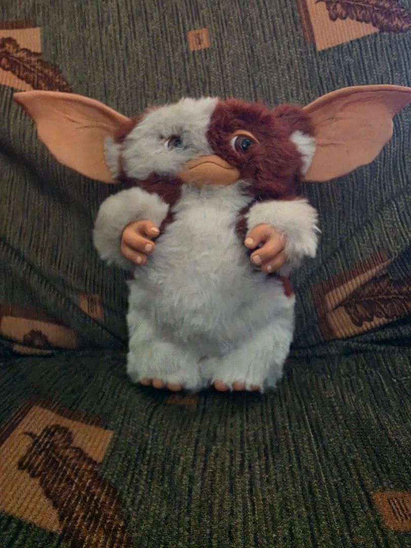 Gremlins Gizmo (Category: Vintage Collectibles) located in Baguio. Submitted by shellcollector (Listing ID 1462701773, Image 2). Description: Vintage Gizmo Gremlins 1997 Warner Bros Hard body 2500 Pesos Baguio shipping.